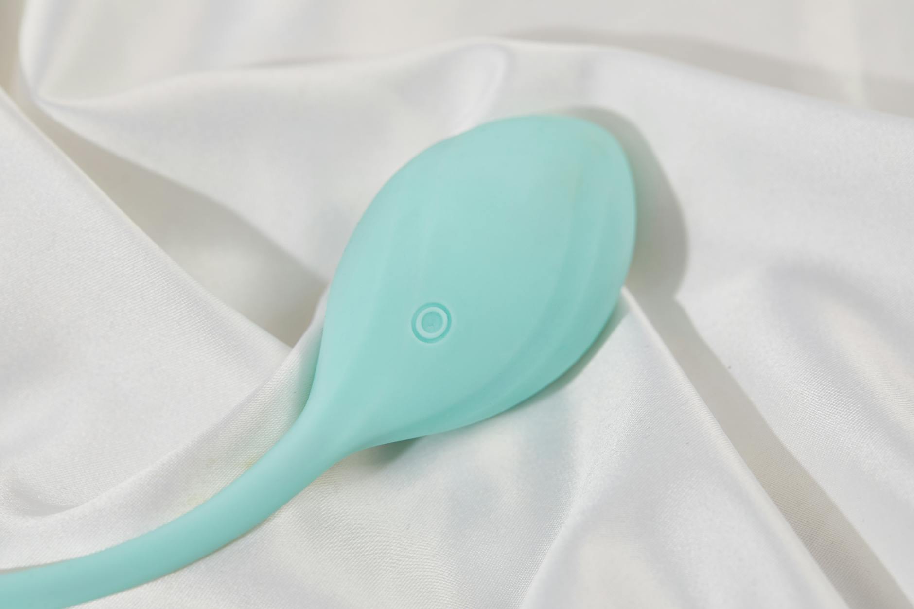 Vibrador de limão em tecido de seda branco, representando volta segura à intimidade