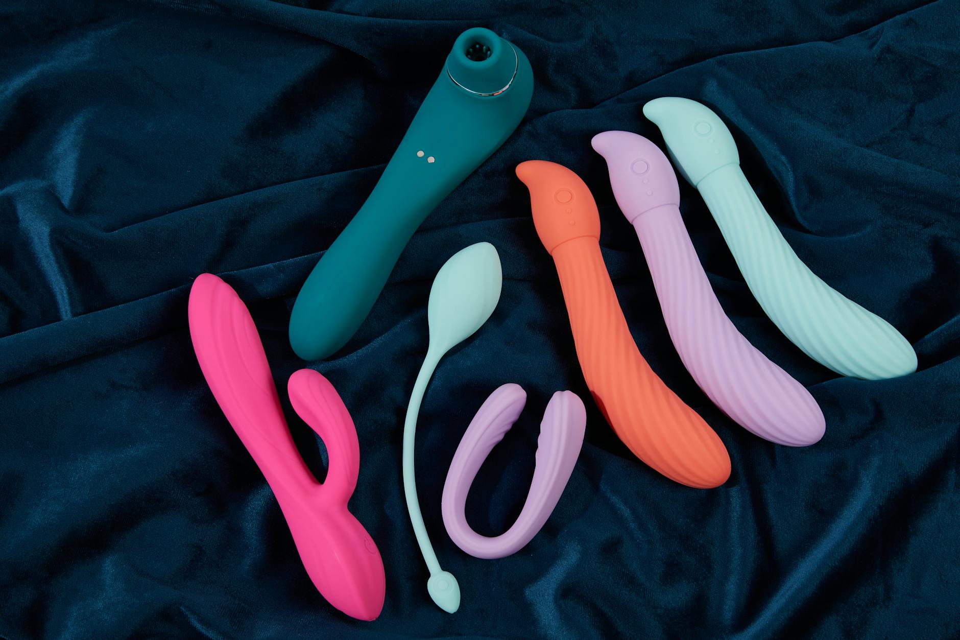 Casal abraçado segurando juntos um vibrador, simbolizando intimidade e exploração compartilhada