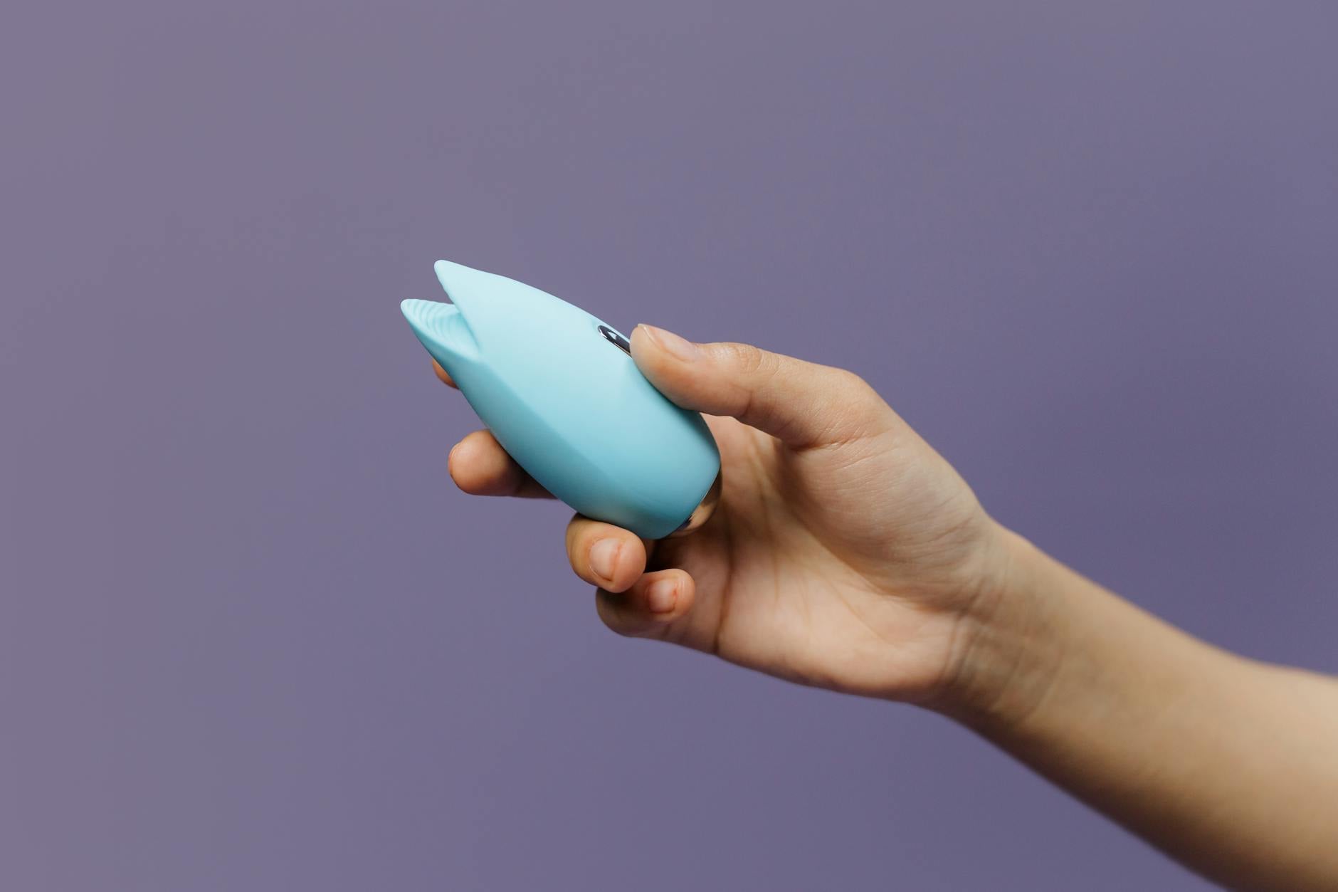 Dois limões vibrantes contra um fundo branco minimalista, simbolizando a simplicidade e clareza de um vibrador de limão para iniciantes