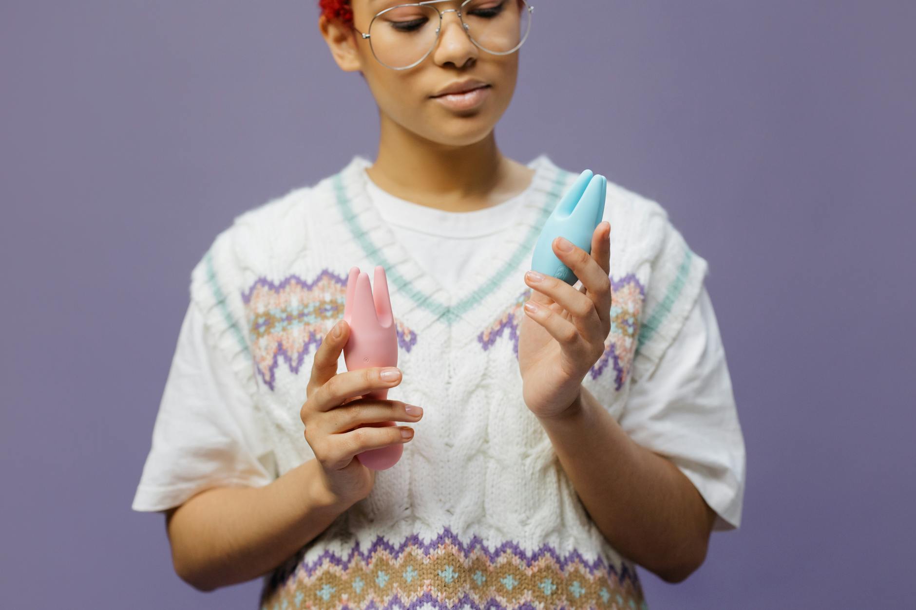 Mulher segurando vibrador de limão com expressão contemplativa