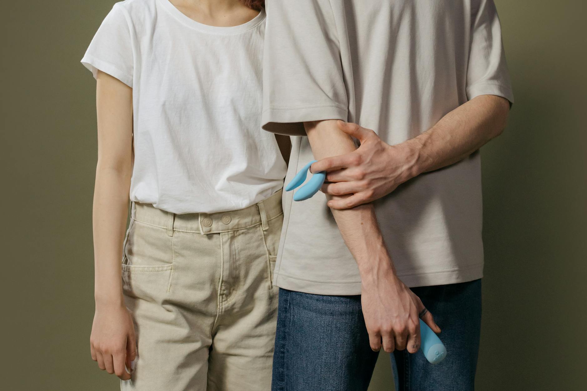 Casal jovem de pé juntos, abraçados, representando intimidade moderna e apoio emocional